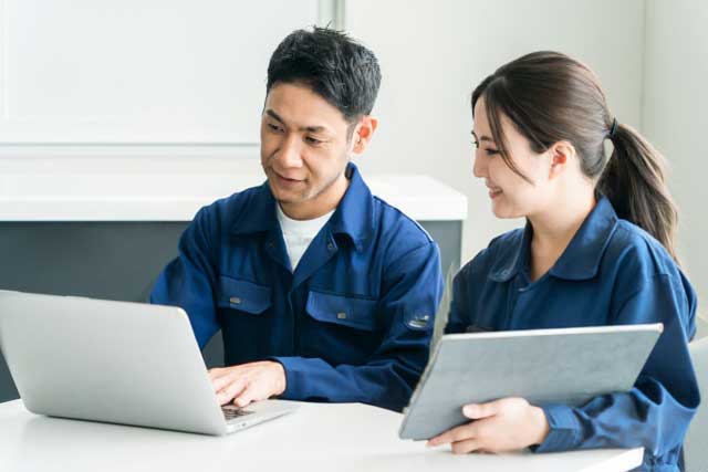 社員同士が助け合う様子