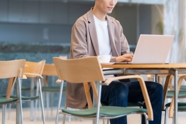 柔軟な働き方をする社員の風景